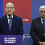 Plan de Alerta Oncológica: Minsal resuelve el 86% de las atenciones con espera prolongada El jefe del Departamento de Cáncer, Dr. Alejandro Berkovits, junto al director de Fonasa, César Oyarzo, realiza la entrega del segundo reporte de avance del Plan de Alerta Oncológica