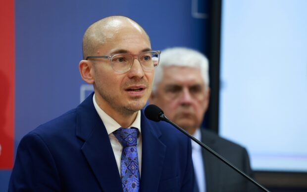 El jefe del Departamento de Cáncer del Ministerio de Salud (Minsal), doctor Alejandro Berkovits, junto al director de Fonasa, César Oyarzo. Foto: Minsal.