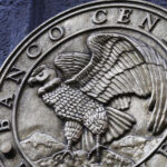 Escudo dorado del Banco Central.