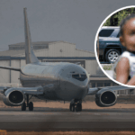 Sermig denuncia posible tráfico de menores vinculado a vuelos chárter desde Haití Composición fotográfica de un avión en un aeródromo junto a la silueta difuminada de una menor.