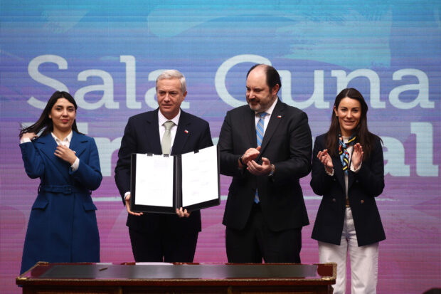 Presidente José Antonio Kast junto al ministro del Trabajo, Tomás Rau, y las ministras de la Mujer, Judith Marín, y de Educación María Paz Arzola.