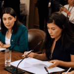 Ministra de la Mujer, Judith Marín, justo a la exsubsecretaria de la Mujer, Daniela Castro.
