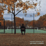 Tomás González aterriza en la Sala Master con el lanzamiento en vivo del disco “No hay lugar” Portada del álbum "No hay lugar". Se ve a un hombre vestido de negro sentado en una banca frente a una cancha de tenis, a su alrededor se ven árboles con hojas de otoño.