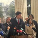 Grupo transversal de parlamentarios busca elevar estándares para presentar acusaciones constitucionales: "Queremos entregar gobernabilidad" Grupo de parlamentarios frente a micrófonos de distintos medios de comunicación.