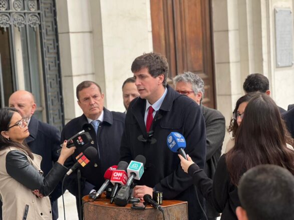 Grupo de parlamentarios frente a micrófonos de distintos medios de comunicación.