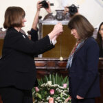 Profesora Alejandra Mizala Salces asume como Rectora de la Universidad de Chile Rosa Devés coloca la medalla rectoral a Alejandra Mizala durante la ceremonia oficial de cambio de mando en la Universidad de Chile.
