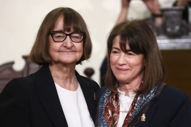 Rectora de la Universidad de Chile, Alejandra Mizala, y la (ex) Rectora Rosa Devés. 