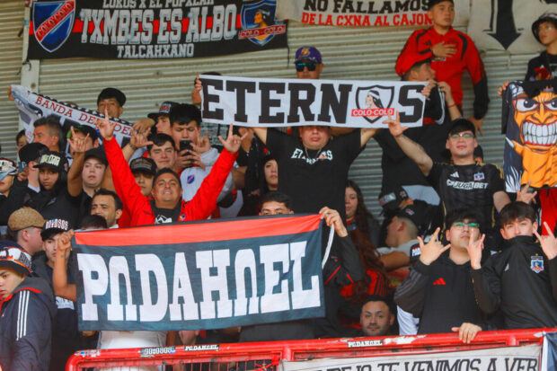 Hinchas de Colo Colo son fotografiados en el estadio CAP de Talcahuano, Chile.Foto: Photosport.