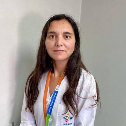 La doctora Abril Salinas, profesora asistente de la Facultad de Medicina de la Universidad de Chile y presidenta de la Sociedad Chilena de Medicina Reproductiva.