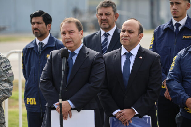 Director del Servicio Nacional de Migraciones, Frank Sauerbaum, junto al subsecretario del Interior, Máximo Pavez.