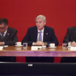 Empleo y economía: Presidente Kast delinea prioridades del Gobierno en consejo de gabinete Presidente Kast encabeza consejo de gabinete en el Palacio de La Moneda, sentado en una mesa junto a otras dos autoridades del Gobierno de Chile frente a un fondo rojo.