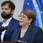 Exembajador Juan Valdes y retiro de apoyo a candidatura de Bachelet: "Es la página más vergonzosa en la historia diplomática del país" Michelle Bachelet hablando en un punto de prensa. Detrás se ve la bandera de Brasil y al expresidente Boric.