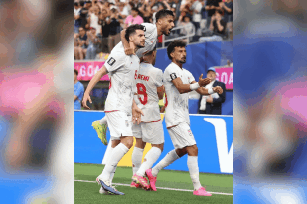 Jugadores de la selección de fútbol de Irán celebran gol en el Mundial 2026. 