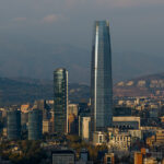 10 de las 16 regiones del país registraron caídas del PIB: la RM creció 1% Vista aérea de Santiago. En la imagen se ven edificios y rascacielos de la ciudad, entre los que destaca el Costanera Center.