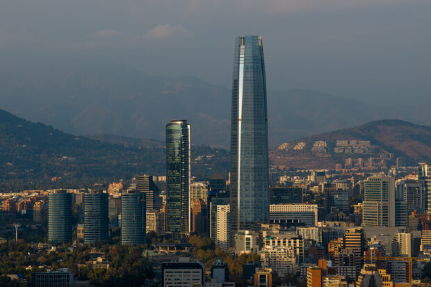 Las 16 regiones del país registraron caídas del PIB: la RM creció 1%