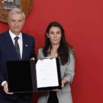 Presidente Kast y ministra Arzola posan mostrando una carpeta con un documento.