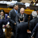 Ministro de Hacienda, Jorge Quiroz, celebra aprobación de la idea de legislar la megarreforma en el Senado.