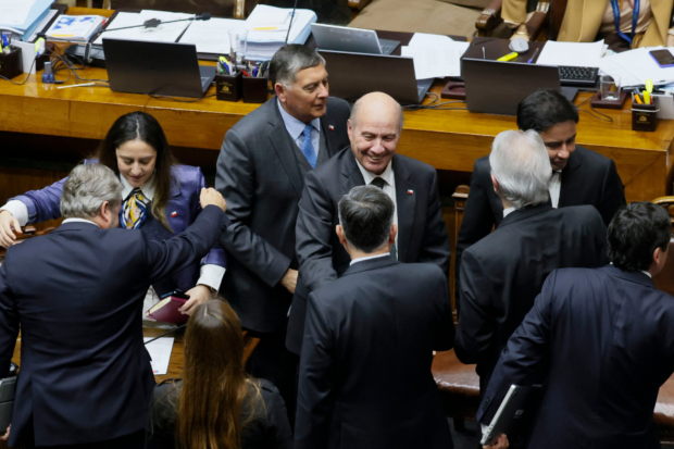 Ministro de Hacienda, Jorge Quiroz, celebra aprobación de la idea de legislar la megarreforma en el Senado.