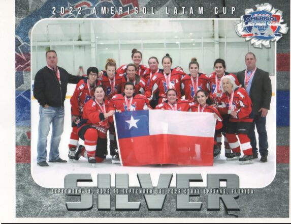 Delegación chilena gana plata en Latam Cup de hokey en hielo
