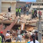 Equipo de rescatistas entre los escombros de un edificio derrumbado tras los terremotos en Venezuela.