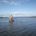 Hombre indígena pescando en el mar.