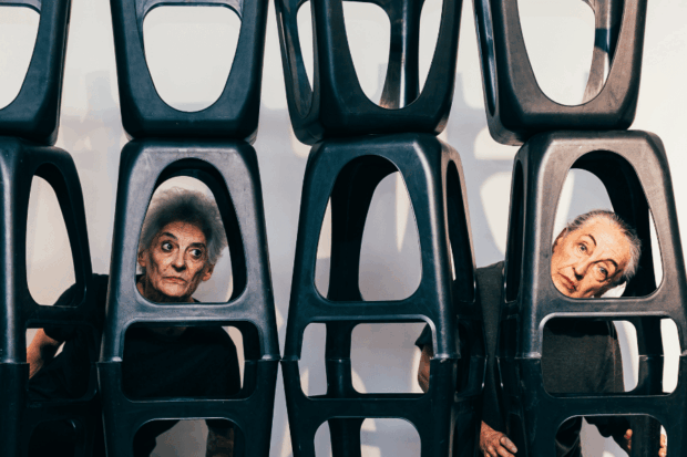 Obra de teatro "Sillas Musicales". Foto: Mila Belen.