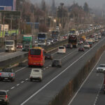 "Operación retorno": peak de tránsito vehicular tras fin de semana largo será entre 16 y 20 horas Salida De Santiago ruta 5 sur altura Paine y peaje angostura por fin de semana largo. Foto: Aton Chile.
