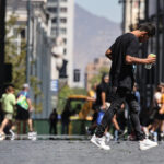 Nueva jornada de altas temperaturas en la capital, personas y animales buscan distintos metodos para capear el calor. Foto: Aton Chile.