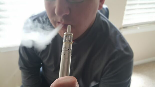 Joven fumando un vaporizador. Foto: Wikimedia Commons.