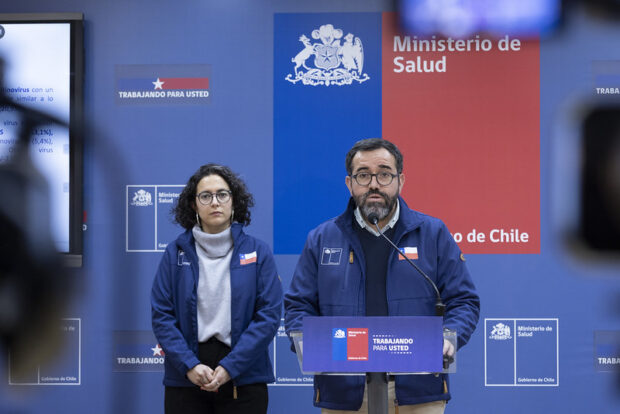 Jorge Vilches, jefe de epidemiología del Ministerio de Salud y Valentina Pino, coordinadora de la Campaña de Invierno.