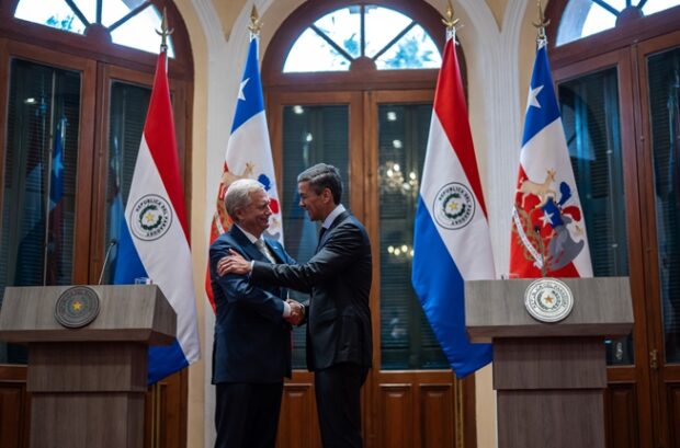 Presidente José Antonio Kast y su homólogo paraguayo, Santiago Peña, se saludan frente a frente.