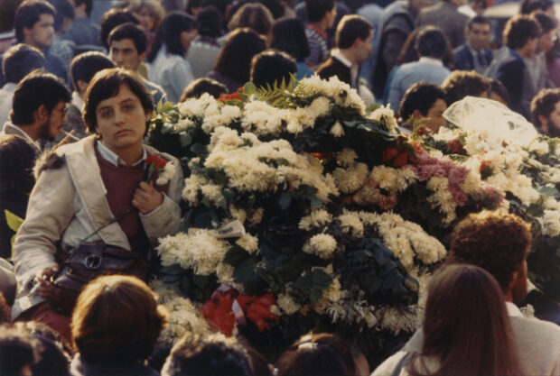 Mujer en una carroza funebre. 