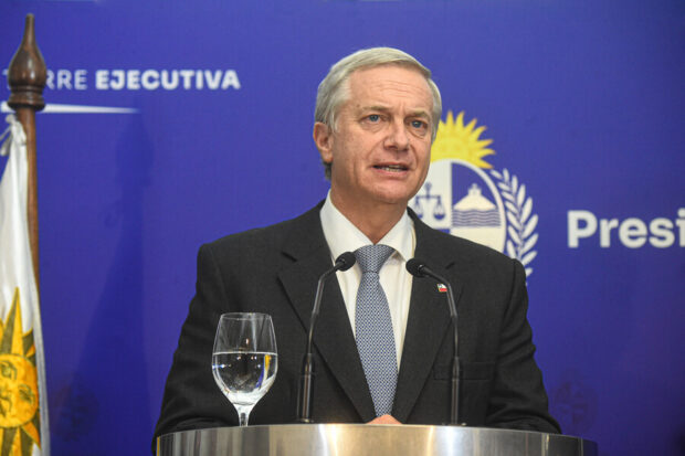 Presidente José Antonio Kast entrega punto de prensa durante su visita a Uruguay.