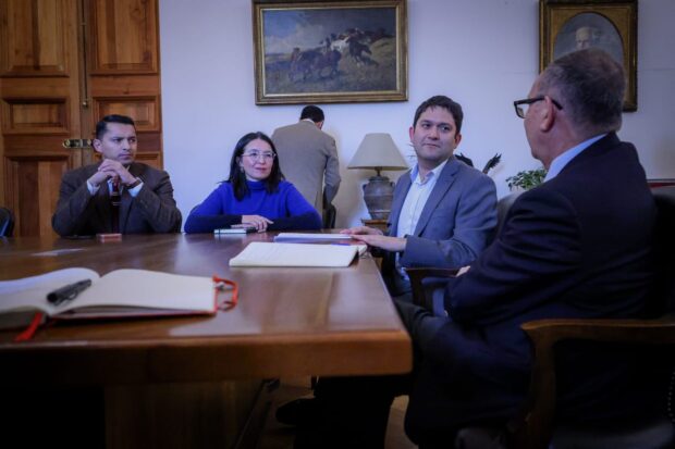 Los diputados César Valenzuela (PS), Tatiana Urrutia (FA) y Benjamín Lorca (PRep) reunidos con el ministro de la Segpres, José García Ruminot.