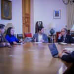 Los diputados César Valenzuela (PS), Tatiana Urrutia (FA) y Benjamín Lorca (PRep) reunidos con el ministro de la Segpres, José García Ruminot.