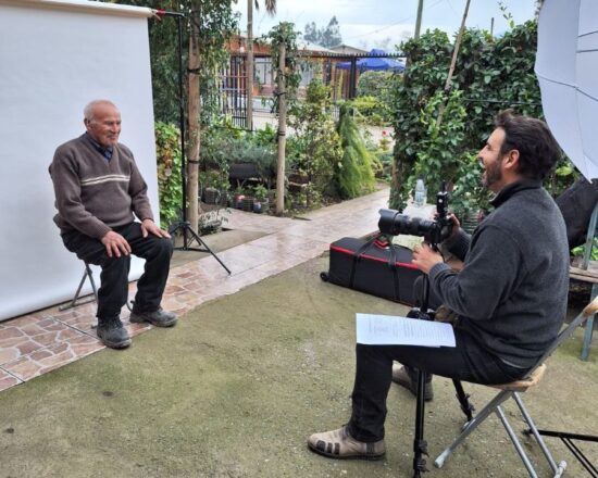 El fotógrafo Franco Alessandri fotografiando a una persona mayor de Codegua.