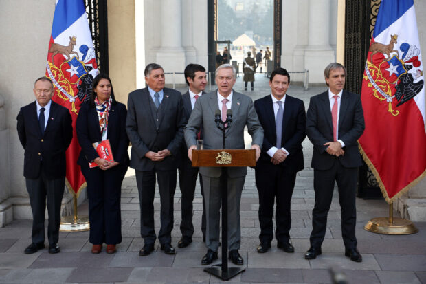 El Presidente José Antonio Kast junto a los presidentes de los partidos oficialistas en La Moneda.