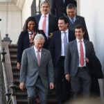 Presidentes del oficialismo tildan de "mezquinos" los cuestionamientos de Boric y Bachelet sobre el Escudo de las Américas Timoneles de partidos oficialistas tras reunión con el Presidente José Antonio Kast en La Moneda.