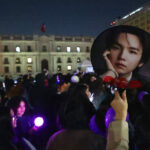 Ministra Natalia Duco condiciona uso de la cancha del Estadio Nacional para megaconciertos de BTS Fans de BTS protestan en el frontis de La Moneda tras negativa de las autoridades al uso del estadio nacional para los conciertos de la banda surcoreana.Foto: Aton Chile.