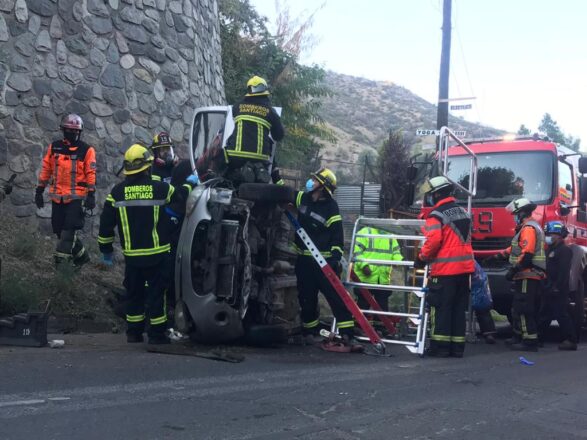 Bomberos realizando un operativo de rescate en una emergencia vehicular. 