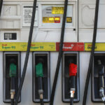 Ministro Quiroz anuncia nueva baja en combustibles: gasolinas caerán 100 pesos y diésel 150 por litro Mangueras de gasolina en una bencinera.