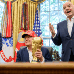 Polémica mundial: Trump reconoce que pidió a la FIFA perdonar la roja a Folarin Balogun Presidente de Estados Unidos, Donald Trump, junto al presidente de la FIFA, Gianni Infantino, en el Despacho Oval.