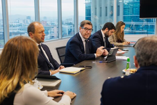 Ministro de Economía, Daniel Mas, reunido con economistas.