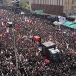 Líder supremo de Irán asegura que vengará a su padre porque es “la voluntad de la nación” Enorme multitud reunida en la Plaza Thawrat al-Ishrin en Najaf para el cortejo fúnebre de ayatolá Alí Jameneí.