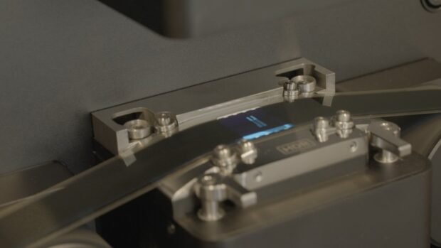 Escáner especializado digitaliza una cinta de película de 16 mm.