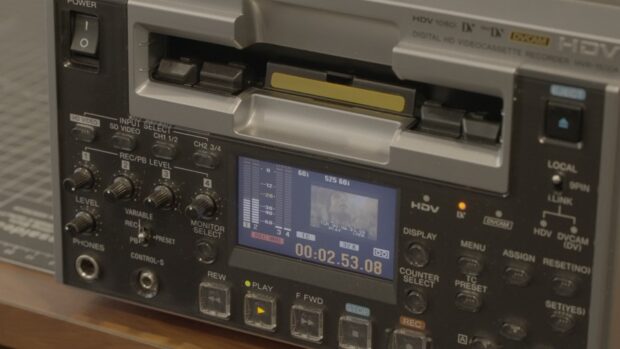 Equipo profesional de reproducción de video utilizado para digitalizar registros audiovisuales del archivo histórico de Canal 9.