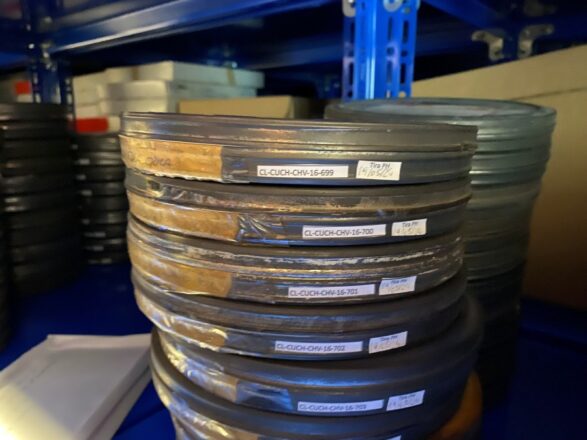 Bobinas de película de 16 mm etiquetadas y almacenadas como parte del archivo audiovisual de Canal 9.