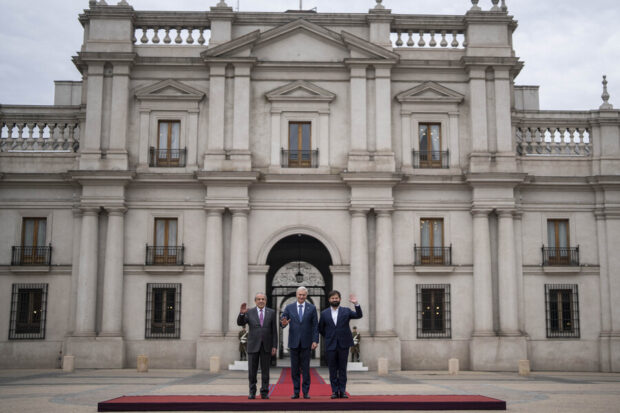 Presidente José Antonio Kast junto a los expresidentes Gabriel Boric y Eduardo Frei.