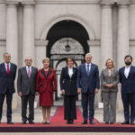 "Nos une profundamente Chile": conmemoración por los 200 años de la Presidencia deja mensaje transversal de unidad institucional Presidente José Antonio Kast, los expresidentes Gabriel Boric y Eduardo Frei, además de representantes de las familias de Sebastián Piñera y Patricio Aylwin.