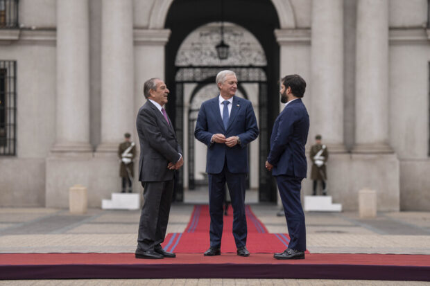Presidente José Antonio Kast junto a los expresidentes Gabriel Boric y Eduardo Frei.